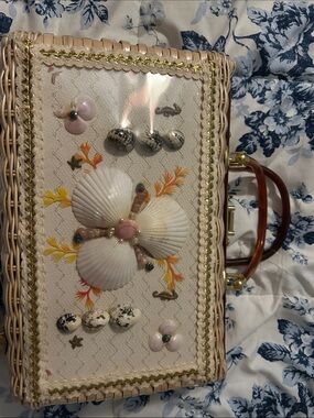 Vintage 1950’s atlas wicker and Bakelite seashell bag